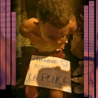 El hombre fue obligado a desnudarse y llevar un letrero.