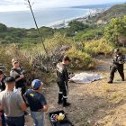 Agentes de Criminalística mientras examinan la escena del crimen en San Pedro.