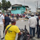 Policías investigan el caso del asesinato de un motociclista ocurrido en el recinto Yurima.