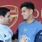 Piero Hincapié (d) saluda al estratega Mikel Arteta (i), durante su presentación como nuevo defensa del Arsenal.