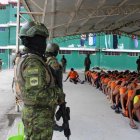 Un grupo de militares resguardan a los reclusos en el patio de la cárcel de Esmeraldas, mientras se realiza el operativo.