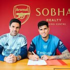 Mikel Arteta, técnico del Arsenal, y el defensa ecuatoriano Piero Hincapié.