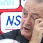 El seleccionador de Paraguay, Gustavo Alfaro, reacciona durante una conferencia de prensa.