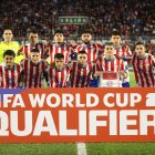 Jugadores de Paraguay forman previo a un partido por las eliminatorias a la Copa Mundial 2026 ante Ecuador en el estadio Defensores del Chaco en Asunción.(Paraguay). EFE/ Juan Pablo Pino