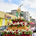 Después que le rindieron honores en la tribuna, el Santísimo Sacramento fue llevado hasta el sitio donde monseñor Luis Cabrera presidió la misa.