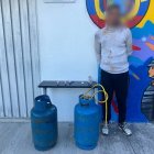 El extranjero, de 30 años, no quiso salir de la casa y tuvieron que usar agua bajo presión para neutralizarlo.