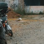 El área fue acordonada por la policía mientras procedían con el levantamiento.