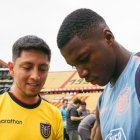 Moisés Caicedo y un hincha en la previa del Ecuador vs Argentina.
