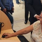 Una beneficiaria del programa CreaTIC mientras aprende a manejar la computadora en el Punto Digital de Carcelén Bajo, en Quito.Cortesía