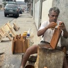 Julio labora en la acera de la vivienda de sus hermanos, quienes también se dedican a elaborar artesanías. 


ag-periodistas
ag-granasa