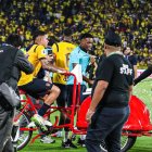 Kendry Páez y el triciclo de los helado en el festejo de Ecuador.