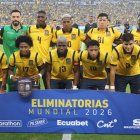 Jugadores de Ecuador forman antes del partido por las eliminatorias a la Copa Mundial 2026 ante Argentina.