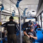 La policía ha intensificado los operativos dentro de los buses.