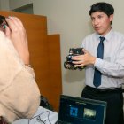 Erick Flores muestra su diseño al público mientras detalla sus funciones.