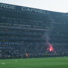 El encendido de bengalas fue una constante no solo durante el segundo tiempo de los incidentes, sino desde el inicio del cotejo.