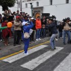 Ciudadanos se han instalado frente a la gobernación de Cotopaxi a la espera de verle al presidente Daniel Noboa. (Gloria Taco y cortesía)