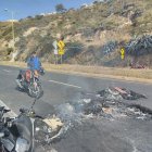 Manifestantes bloquearon una vía por el alza de combustible diésel.