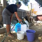 Las personas empezaron a coger agua en todo tipo de recipiente para enfrentar el corte