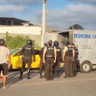 Momentos en que agentes levantaron el cuerpo del taxista acribillado en Muey la tarde del lunes 15 de septiembre de 2025.