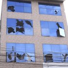 El atentado con explosivos dejó graves daños en la fachada de este edificio.