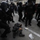 Uno de los manifestantes fue sometido en el suelo por la Policía.