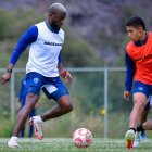 Enner Valencia (i) entrena con los Tuzos en busca de estrenarse en el torneo mexicano.