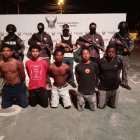 Los cinco detenidos fueron presentados por la Policía Nacional antes de ser entregados a la justicia.