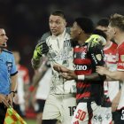 Gonzalo Plata (i) de Flamengo pedía la revisión de la jugada que determinó su expulsión.