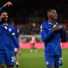 Moisés Caicedo (d) es pieza clave en el Chelsea que visita a Manchester United.