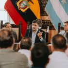 El alcalde de Guayaquil, Aquiles Álvarez (c).