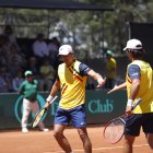 Gonzalo Escobar (d) hizo dúo con Diego Hidalgo durante la serie Copa Davis ante Bosnia y Herzegovina.