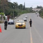 La carretera E20 que conecta a Quinindé con Santo Domingo de los Tsáchilas se encuentra habilitadas. Allí la Policía realiza operativos constantes.