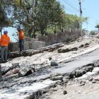 Como resultado de las intensas lluvias de la tarde del lunes, se levantó parte del asfalto de la calle Chaguar.
