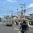 La policía llegó al sitio para levantar la parte humana que estaba envuelta en fundas plásticas.