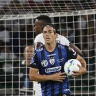 Michael Hoyos de Independiente del Valle celebra un gol en un partido de cuartos de final de la Copa Sudamericana ante Once Caldas.