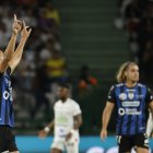 Michael Hoyos  de Independiente festeja su gol ante Once Caldas.