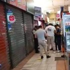 Personal policial revisa los dispositivos con las grabaciones en donde se observa el crimen del vendedor de teléfonos celulares