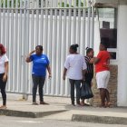 Familiares de los reos asesinados en la cárcel de Esmeraldas esperan con angustia información sobre sus seres queridos frente al Centro Forense.