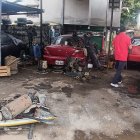 Franklin Maisanche continúa removiendo lodo en su vivienda, cinco días después de la inundación