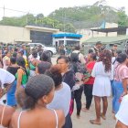 Familiares esperan información sobre el estado de salud de los detenidos en los exteriores de la cárcel de Esmeraldas.