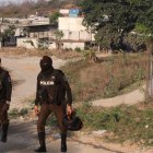Una calle divide la zona donde fueron asesinadas dos de las tres familias. La gente camina con miedo y evita hablar de lo ocurrido.