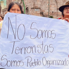 Manifestantes permanecieron frente a la Gobernación de Tungurahua.