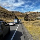 Filas de vehículos detenidos por el paro en la noche del domingo 28 de septiembre de 2025.