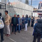 Parientes de los detenidos durante las protestas en Imbabura comparecen en la Asamblea Nacional, en Quito, acompañados por defensores de derechos humanos, en busca de justicia y esclarecimiento.
