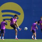 GRAFCAT2512. SANT JOAN DESPÍ (BARCELONA), 30/09/2025.- El jugador del FC Barcelona Pau Cubarsí durante el entrenamiento que el equipo azulgrana ha realizado este martes en la ciudad deportiva Joan Gamper para preparar el partido de Liga de Campeones que mañana disputarán ante el PSG en el Estadi Olímpic Lluis Companys. EFE/Alejandro García