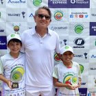 Leonardo Baquerizo, Jonhny Saldivias (c) y Carlos Bazán, en la premiación de 11 años unificado.