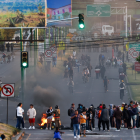 Fotografía del 24 de septiembre de 2025 de personas bloqueando una vía durante una manifestación, en Otavalo (Ecuador).