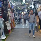 Comerciantes de la plaza de ropa sostienen que las ventas les han disminuido.