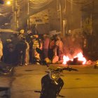 Manifestantes bloquearon la vía en el puente Santa Fe, en Guaranda, con llantas encendidas.