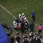 Durante el Clásico del Astillero hubo fanáticos asistidos por equipos de emergencia.